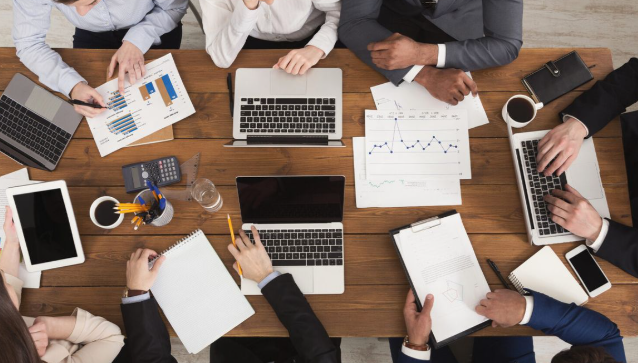Équipe au travail sur un projet digital